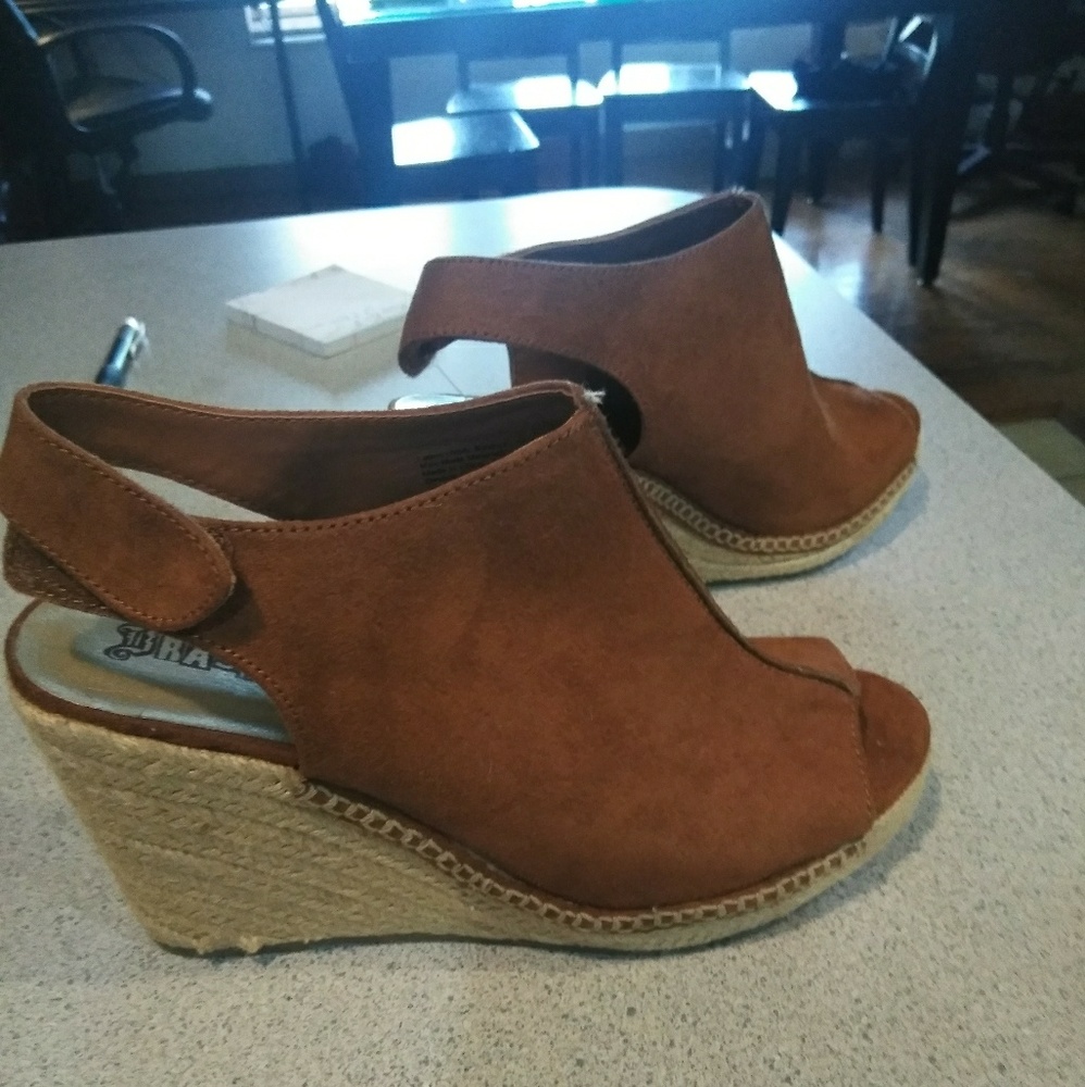 Brash tan wedges NWOT